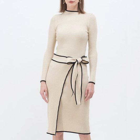 Damska sukienka z prążkowanej dzianiny ze wstążką w talii